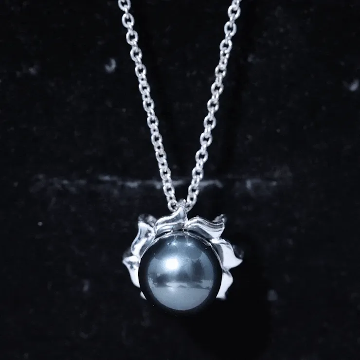 9 MM Black Pearl Solitaire Pendant Necklace with Floral Petals